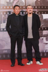 组图：钮承泽与乌尔善相金像红毯黑衣笔挺