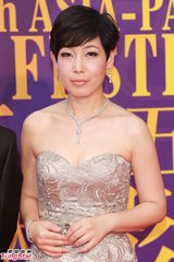 组图：亚太影展红毯生辉 刘嘉玲露半球曾宝仪秀美背