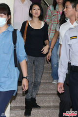 小S证人身份被传唤 神色疲惫白色肩带外露(图)