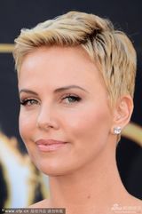 组图：查理兹-塞隆着白色抹胸裙 女王范十足