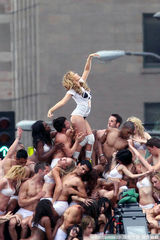 高清： 凯莉-米洛遭众人狂摸 MV上演“群魔乱舞” 