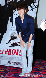 组图：MBLAQ李准现身捧场美国影片《乌鸦》