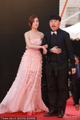 组图：蒋家旻拖地裙秀美背与导演叶念琛同现身
