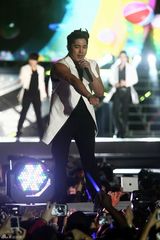 高清图：SJ东方神起少女时代热唱K-POP演唱会