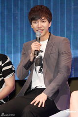 组图：韩星李升基赴台会粉丝 自曝爱台湾美食