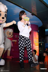 幻灯组图：周笔畅耍酷扮可爱 棒棒堂平底锅当贺礼 