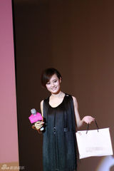 组图：孙俪小黑裙现身代言 发布新曲挑战热舞