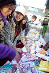 幻灯图：何洁现身自闭儿画展 分身有术赶往录音棚  