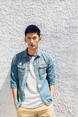 组图：刘芮麟天台阳光写真 尽显文艺偶像气质