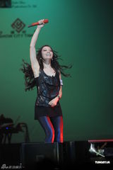 高清图：陈奕迅张靓颖参加歌会 劲歌热舞场面火爆