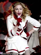 组图：麦当娜开唱SM胸器造型上阵脱衣露臀