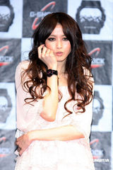 幻灯：美女冯媛甄为名表代言 直言酷爱户外运动