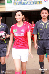 幻灯图：陈法拉变身足球宝贝 着球服秀飒爽英姿