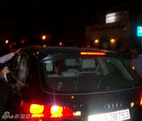 幻灯图集：皮特夫妇携双胞胎约旦街头买冰激淋