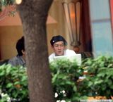 幻灯图:陈冠希喝下午茶悠闲度日 竖拇指赞记者敬业