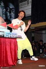 组图：陈奕迅台北签票遭台风搅局 演唱会曲目歌迷选