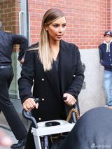 组图：卡戴珊推超豪华婴儿车出街 保镖护驾大牌