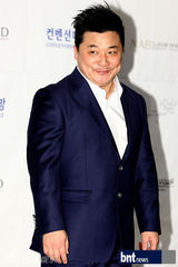 组图：韩笑星洪禄基大婚 SM娱乐家族总动员祝贺