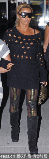 组图：乔丹镂空衫透双球 波霸超出街嘟嘴扮萌