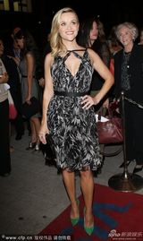 组图：《魔鬼绳结》首映 威瑟斯彭性感露乳沟