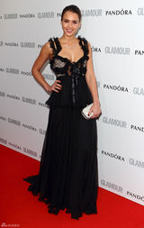 组图：杰西卡-阿尔芭低胸黑裙性感亮相