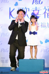 组图：陈奕迅个唱门票秒杀 与童星 乔 乔 比鬼脸