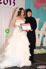 组图：47岁温碧霞穿婚纱甜美亮相