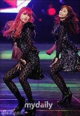 组图：韩女团舞台装尺度无下限 薄纱透视露底