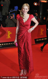 幻灯：本-斯蒂勒《格林伯格》首映 红裙女主角亮丽