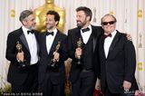 组图：奥斯卡后台-本-阿弗莱克与制片人合影