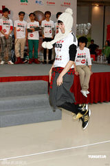 幻灯图：陈伟霆化身“饥馑天使” 与邓丽欣踢毽跳绳