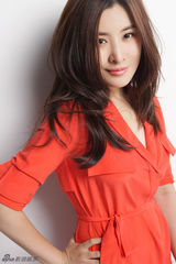 组图：王雅捷时尚写真曝光 魅惑红唇大显气质