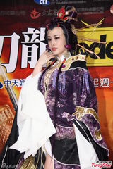 高清组图：洪棠扮布袋戏主角 爆乳装露E奶吸睛