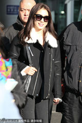 组图：韩星朴信惠亮相北京 获赠礼物笑脸盈盈