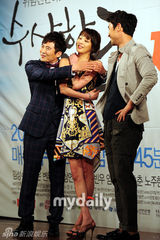 组图：韩高恩等出席韩剧《可疑的家族》发布会