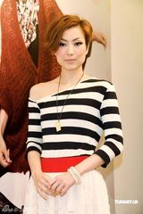 幻灯图：郑秀文台北宣传新书 与粉丝亲密互动 