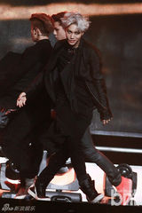 组图：EXO办回归秀咆哮掀高潮 女歌迷激动晕倒