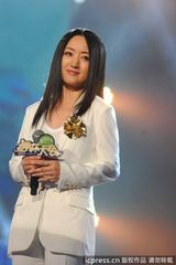 高清组图：杨钰莹白衣飘飘甜美献唱 不见岁月痕迹