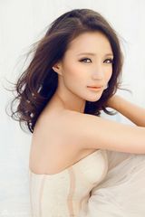 组图：万美汐夏日清新写真魅力四射