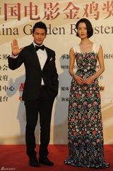 组图：黄晓明携杜鹃着黑色西装亮相闭幕红毯