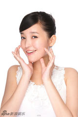 组图：金莎拍美白嫩肤写真 做代言当老板忙不停