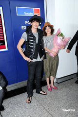 幻灯图：玉木宏携上野树里抵港 笑容满面态度亲民