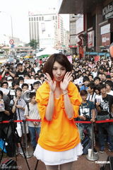 组图：郭静签唱会小秀舞技 最爱阳光型男 