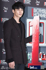 组图：元斌帅气出席化妆品牌新品发布会