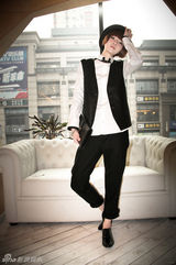 组图：街拍达人徐粲金帅气LOOK男士马甲搭女装