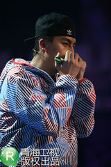 组图：完美先生周冠军出炉 李晨客串酒吧舞女