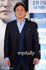 组图：河正宇等出席新片《与犯罪的战争》媒体首映