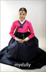 组图：崔韩光吴楚熙等艺人拍韩服写真庆中秋