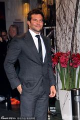 组图：《美国骗局》首映 贝尔夫妇亮相秀恩爱