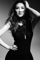 组图：唐艺昕黑白写真曲线玲珑气场逼人